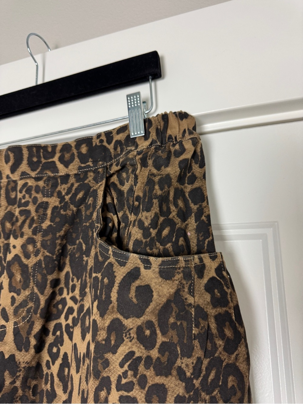 Women’s Anniewear Cheetah Print Barrel Jeans - Picture 3 of 10
